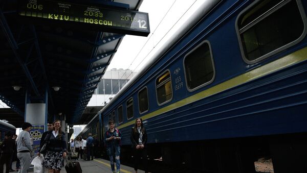 Пассажиры на перроне Центрального железнодорожного вокзала в Киеве, архивное фото - Sputnik Литва
