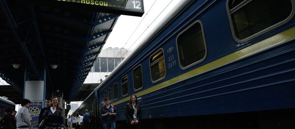 Пассажиры на перроне Центрального железнодорожного вокзала в Киеве, архивное фото - Sputnik Литва