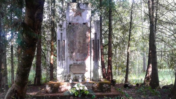 Памятник убитым жителям в деревне Вашукенай - Sputnik Литва