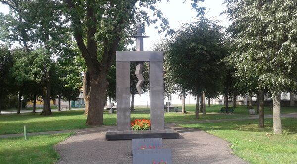 Памятник руководителям округа Алгимантаса Анатанасу Случке-Шарунасу и Анатанасу Старкусу -Монте в городе Трошкунай Памятник руководителям округа Алгимантаса Анатанасу Случке-Шарунасу и Анатанасу Старкусу -Монте в городе Трошкунай - Sputnik Lietuva