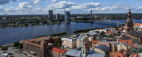 Колокольня Домского кафедрального собора и вантовый мост через реку Даугаву в Риге, Латвия, архивное фото Колокольня Домского кафедрального собора и вантовый мост через реку Даугаву в Риге, Латвия, архивное фото - Sputnik Литва