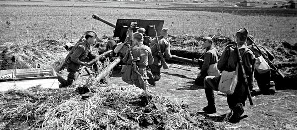 Бойцы орудия гвардии сержанта В.И. Калиниченко во время боя. Курская дуга. Июль 1943 года. Великая Отечественная война 1941-1945 гг. Бойцы орудия гвардии сержанта В.И. Калиниченко во время боя. Курская дуга. Июль 1943 года. Великая Отечественная война 1941-1945 гг. - Sputnik Литва