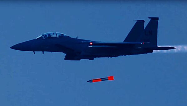 Появилось видео, как американские истребители F-15 сбрасывают ядерные бомбы - Sputnik Литва