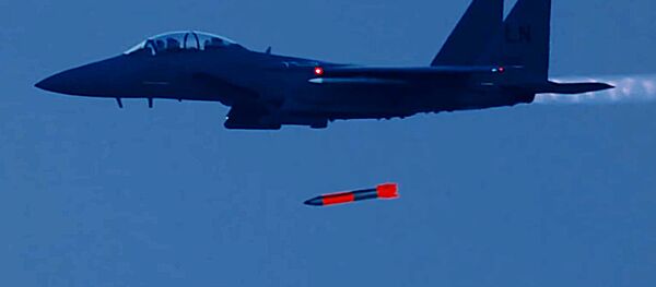 Появилось видео, как американские истребители F-15 сбрасывают ядерные бомбы - Sputnik Литва