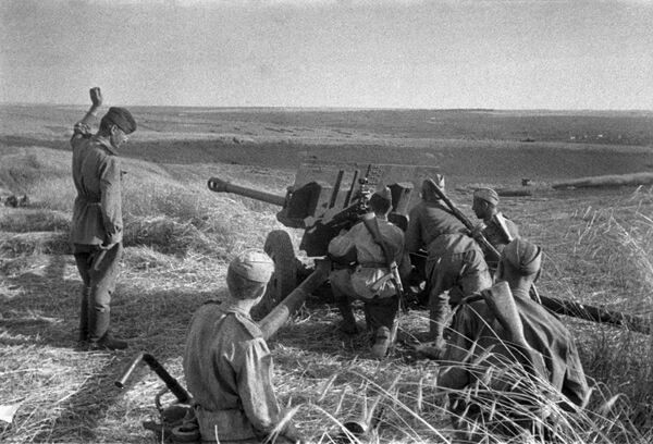 Артиллерийский расчет ведет огонь по врагу. Курская битва. 7 июля 1943 года. - Sputnik Литва
