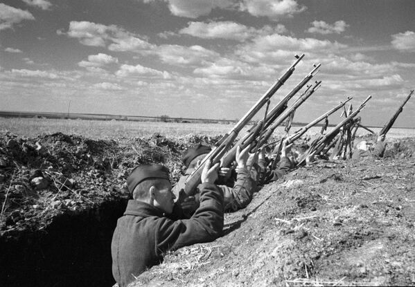 Советские воины ведут огонь из винтовок по вражескому самолету. Курская дуга. 4 июля 1943 - Sputnik Литва