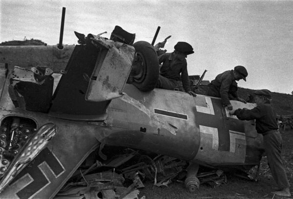 Мальчишки рассматривают сбитый фашистский истребитель мессершмитт. Курская дуга. 3 августа 1943 - Sputnik Литва
