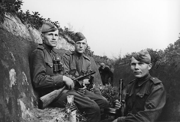Командиры орудий мотострелковых войск. Курская битва. 4 июля 1943 - Sputnik Литва