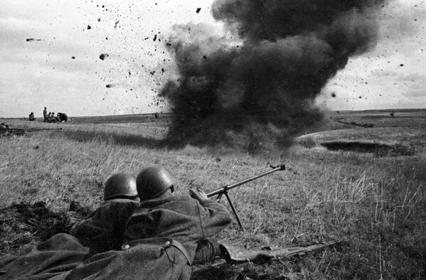 Бронебойщики ведут огонь на Курской дуге. 18 августа 1943 - Sputnik Литва