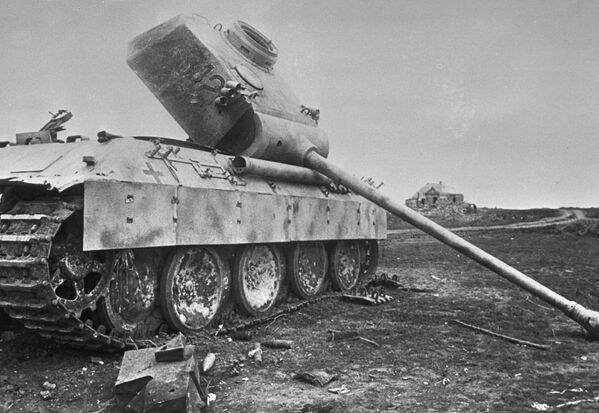 Подбитый немецкий танк брошен на поле боя. Курская дуга. 22 июля1943 - Sputnik Литва