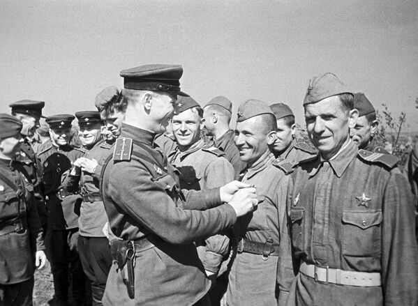 Курская дуга. Вручение воинам правительственных наград. 23 августа 1943 - Sputnik Литва