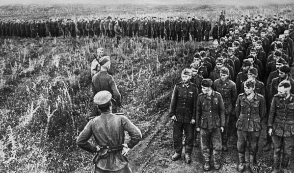 Немецкие солдаты и офицеры, взятые в плен в битве под Курском, 1943 год - Sputnik Литва