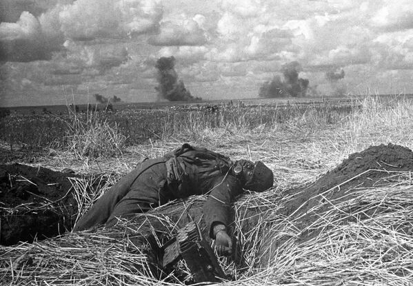Убитый во время танкового сражения немецкий солдат на Курской дуге, 1943 год - Sputnik Литва