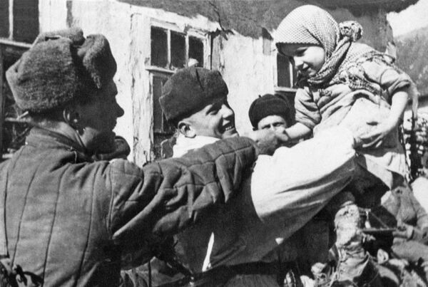 Бойцы Красной армии с местными жителями освобожденного села под Курском в 1943 году - Sputnik Литва