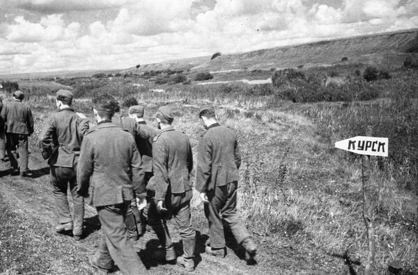 Колонна пленных немецких солдат в районе Курска, 1943 год - Sputnik Литва