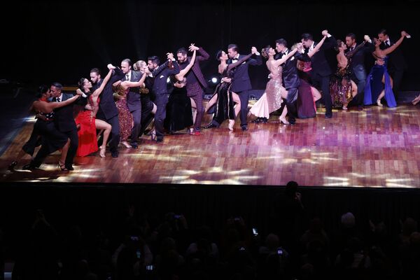 Танцоры во время выступления на чемпионате мира по танго в Аргентине - Sputnik Литва