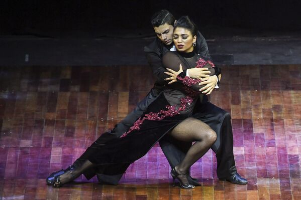 Колумбийская пара Valentin Arias Delgado и Diana Franco Durango во время выступления на чемпионате мира по танго в Аргентине - Sputnik Литва