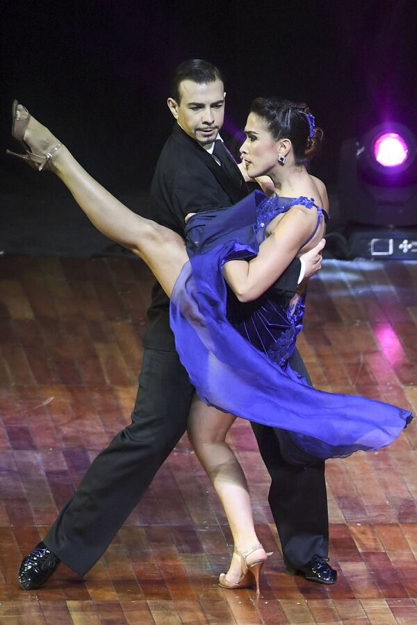 Итальянская пара Simone Facchini и Giogia Abballeво время выступления на чемпионате мира по танго в Аргентине - Sputnik Литва