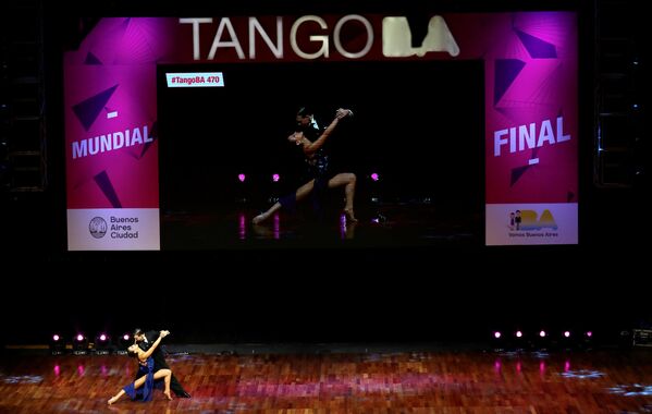 Итальянская пара Simone Facchini и Gioia Abballe во время выступления на чемпионате мира по танго в Аргентине - Sputnik Литва