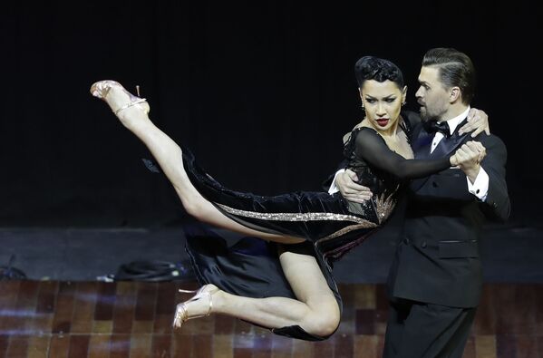Российска пара Дмитрий Васин и Сагдиана Хамзина во время выступления на чемпионате мира по танго в Аргентине - Sputnik Литва