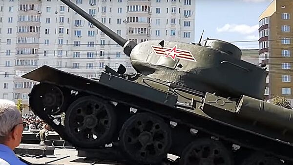 Перевернувшийся после парада в Курске танк Т-34 сняли на видео - Sputnik Lietuva