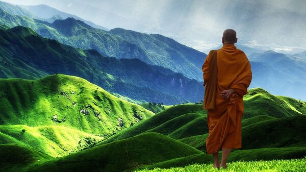 Тибетский монах встречает рассвет в горах Тибета - Sputnik Литва