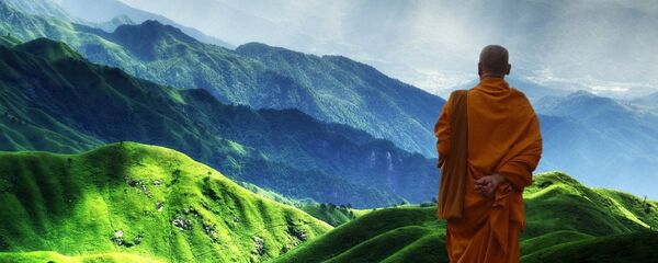 Тибетский монах встречает рассвет в горах Тибета Тибетский монах встречает рассвет в горах Тибета - Sputnik Литва