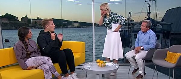 Норвежскую телеведущую стошнило на гостя в прямом эфире - Sputnik Lietuva