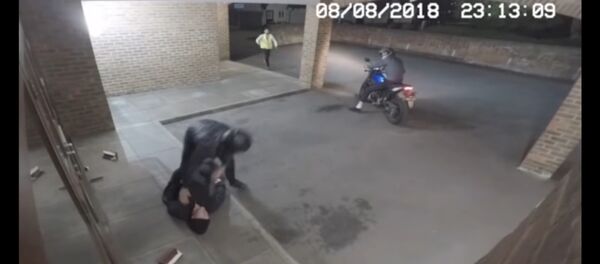 Вор нокаутировал своего напарника кирпичом Вор нокаутировал своего напарника кирпичом - Sputnik Литва