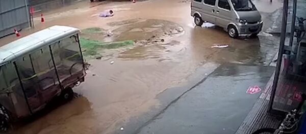 В Китае две девочки едва не утонули в яме, выкопанной строителями В Китае две девочки едва не утонули в яме, выкопанной строителями - Sputnik Литва