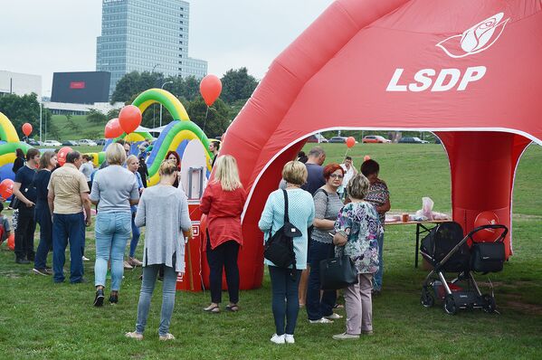 Будь здорово, лето: соцдемы устроили акцию в Вильнюсе - Sputnik Литва