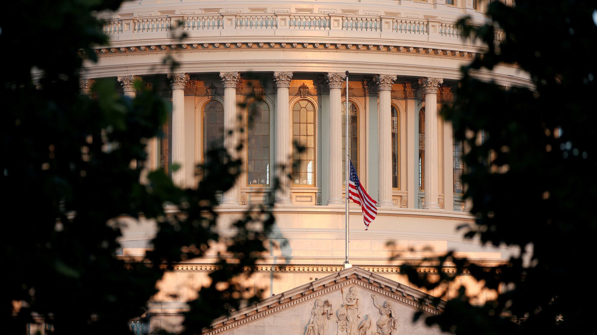 Флаг Америки на фоне Капитолия в Вашингтоне, архивное фото - Sputnik Lietuva, 1920, 06.12.2021