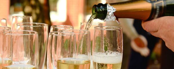 Шампанское разливают в бокалы, архивное фото - Sputnik Литва