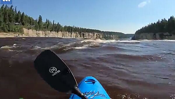 В Канаде каякер снял на видео, как преодолевает 30-метровый водопад - Sputnik Литва
