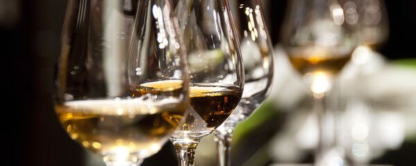 Бокалы с алкоголем, архивное фото - Sputnik Литва