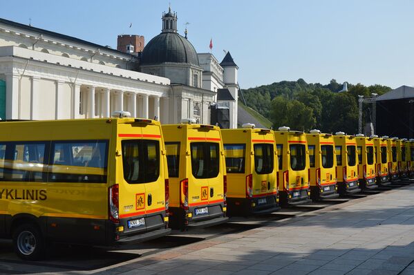 Желтые автобусы IVECO для школьных учреждений - Sputnik Литва