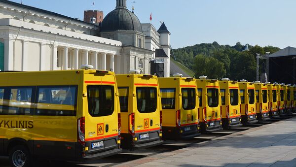 Желтые автобусы IVECO для школьных учреждений - Sputnik Lietuva