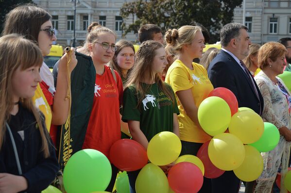Желтые автобусы IVECO для школьных учреждений - Sputnik Литва