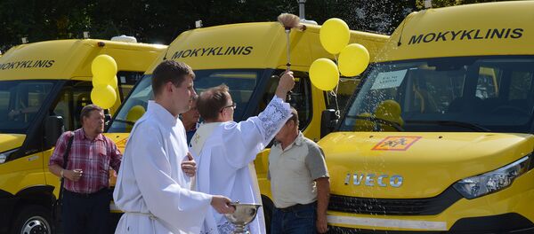 Желтые автобусы IVECO для школьных учреждений - Sputnik Литва