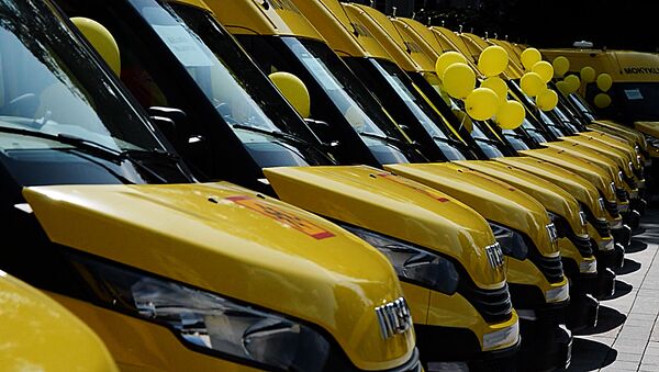 Президент Литвы передала школам новые желтые микроавтобусы - Sputnik Литва