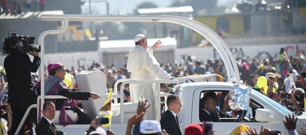 Папа римский Франциск в папамобиле во время визита в Мексику, архивное фото Папа римский Франциск в папамобиле во время визита в Мексику, архивное фото - Sputnik Литва