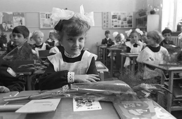 Ученица средней школы № 35 во время урока в День знаний, 1983 год Ученица средней школы № 35 во время урока в День знаний, 1983 год - Sputnik Lietuva