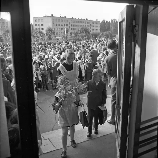 Открытие новой школы в городе Железногорск Курской области, 1976 год Открытие новой школы в городе Железногорск Курской области, 1976 год - Sputnik Lietuva