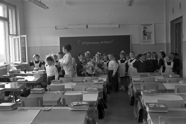 Первый урок первоклассников — знакомство со школой. 1971 год. - Sputnik Литва
