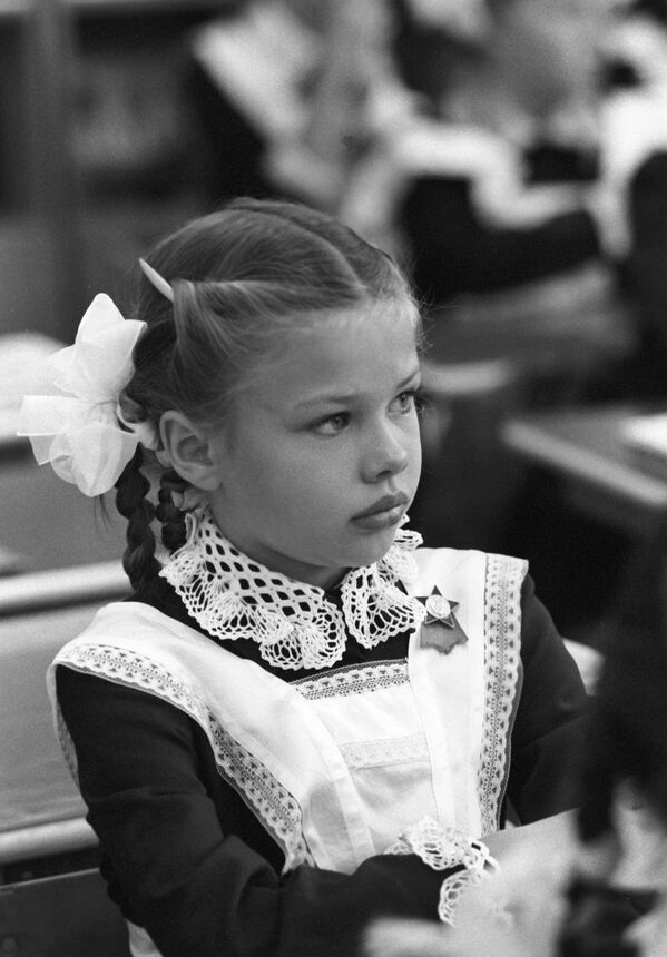 Ученица одной из московских школ во время урока в День знаний,1983 - Sputnik Lietuva