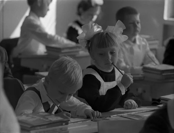 Первоклассники на уроке рисования, 1971 Первоклассники на уроке рисования, 1971 - Sputnik Lietuva