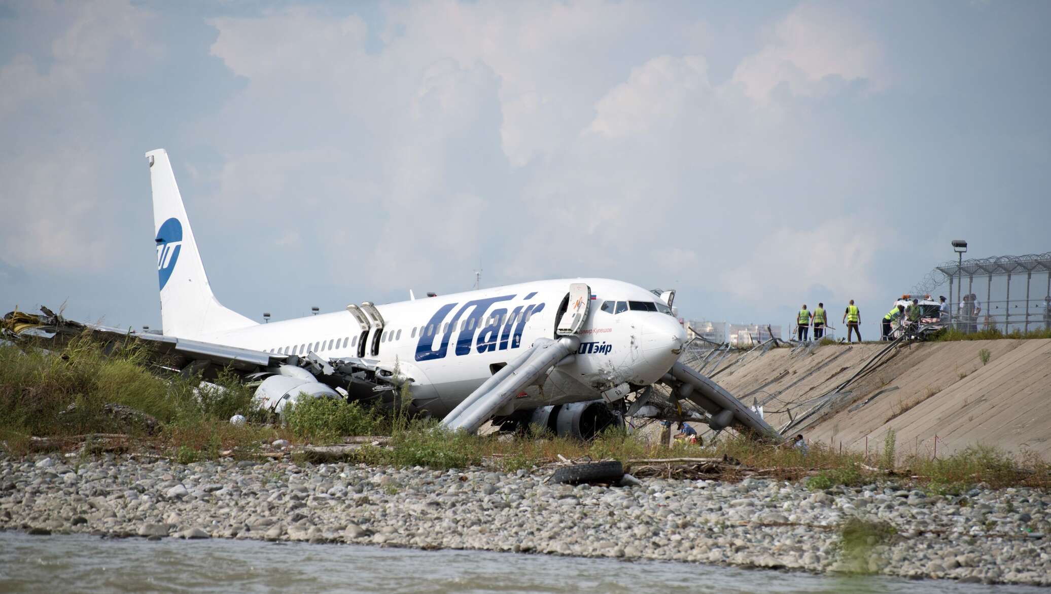 2 самолета в сочи. Сочи Боинг 737. UTAIR 737 Сочи.