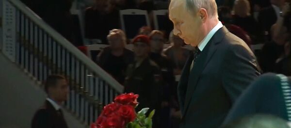 Путин возлагает цветы к гробу Кобзона - Sputnik Литва