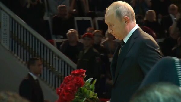 Путин возлагает цветы к гробу Кобзона - Sputnik Lietuva