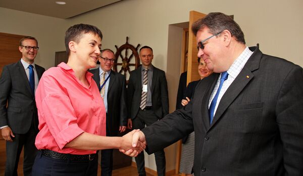 Министр иностранных дел Литвы Линас Линкявичус и депутат Рады Украины Надежда Савченко Министр иностранных дел Литвы Линас Линкявичус и депутат Рады Украины Надежда Савченко - Sputnik Литва